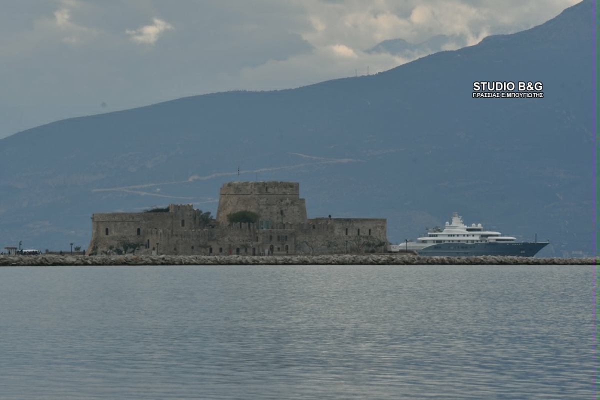 Η θαλαμηγός στο Ναύπλιο