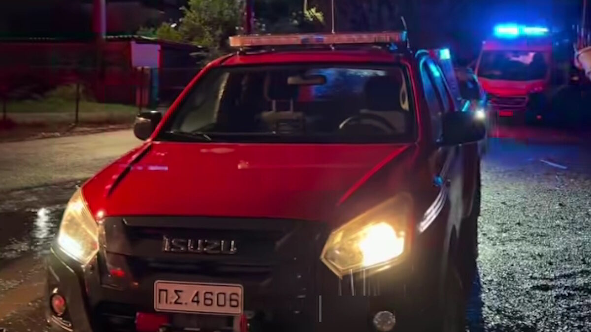 Φωτιά σε φανοποιείο στη Νέα Πέραμο, 59χρονος ανασύρθηκε χωρίς τις αισθήσεις του