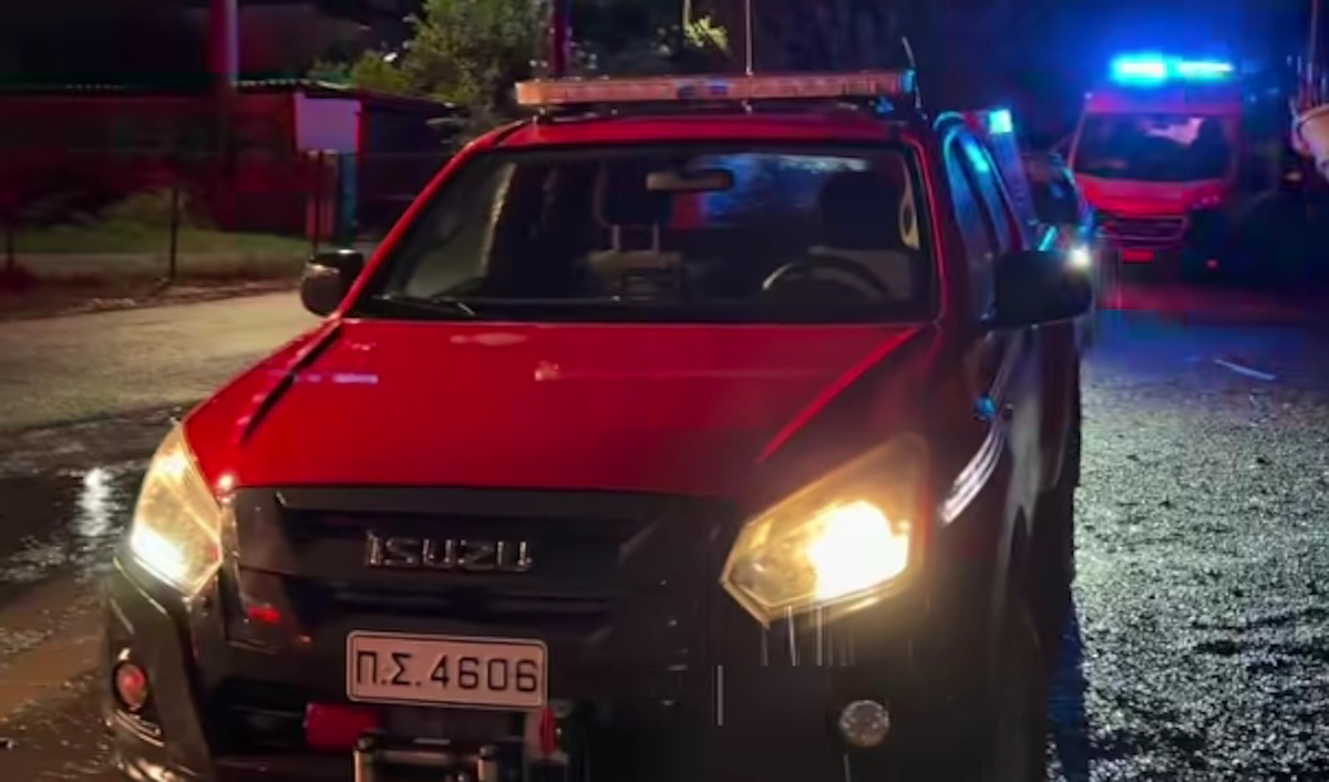 Φωτιά σε φανοποιείο στη Νέα Πέραμο, 59χρονος ανασύρθηκε χωρίς τις αισθήσεις του