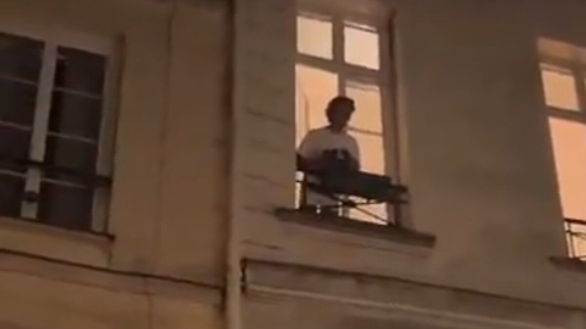 Εξοργισμένος κάτοικος πετά καυτό νερό σε κουκουλοφόρους για να προστατεύσει τις επιχειρήσεις της γειτονιάς τους