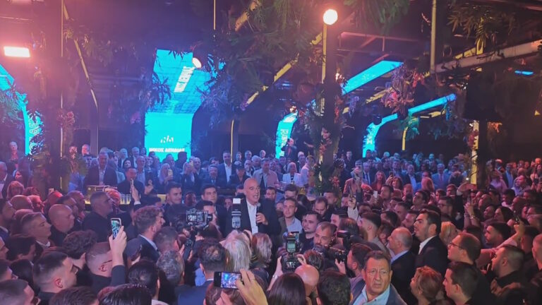 Πλήθος μελών και φίλων της Νέας Δημοκρατίας έδωσε το παρών στην πρώτη προεκλογική συγκέντρωση του Νίκου Δένδια σε κέντρο διασκέδασης στον Άλιμο