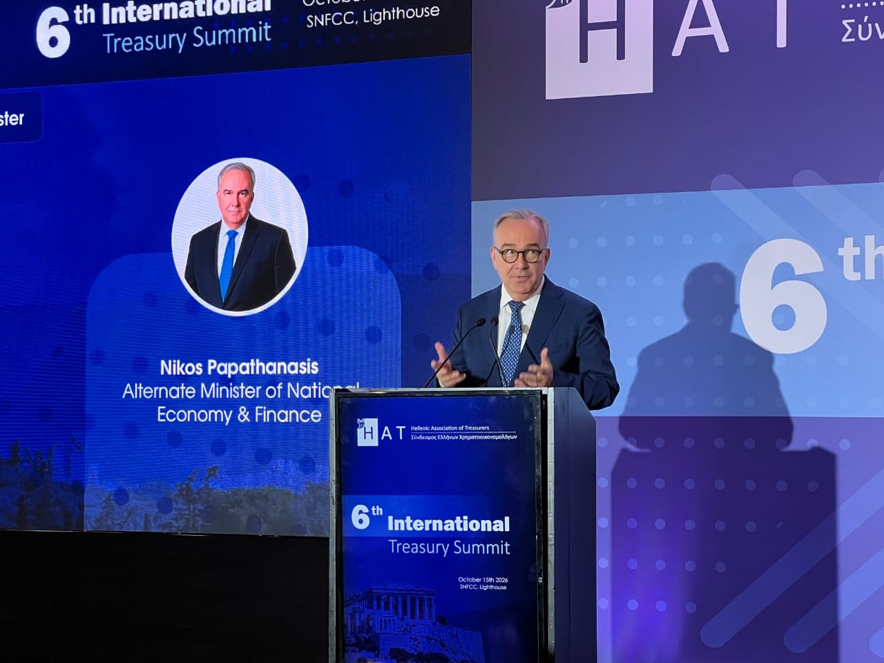 Παπαθανάσης: Ανάπτυξη 2% φέτος και 2,3% το 2027 – Το δημόσιο χρέος στο 120% το 2029