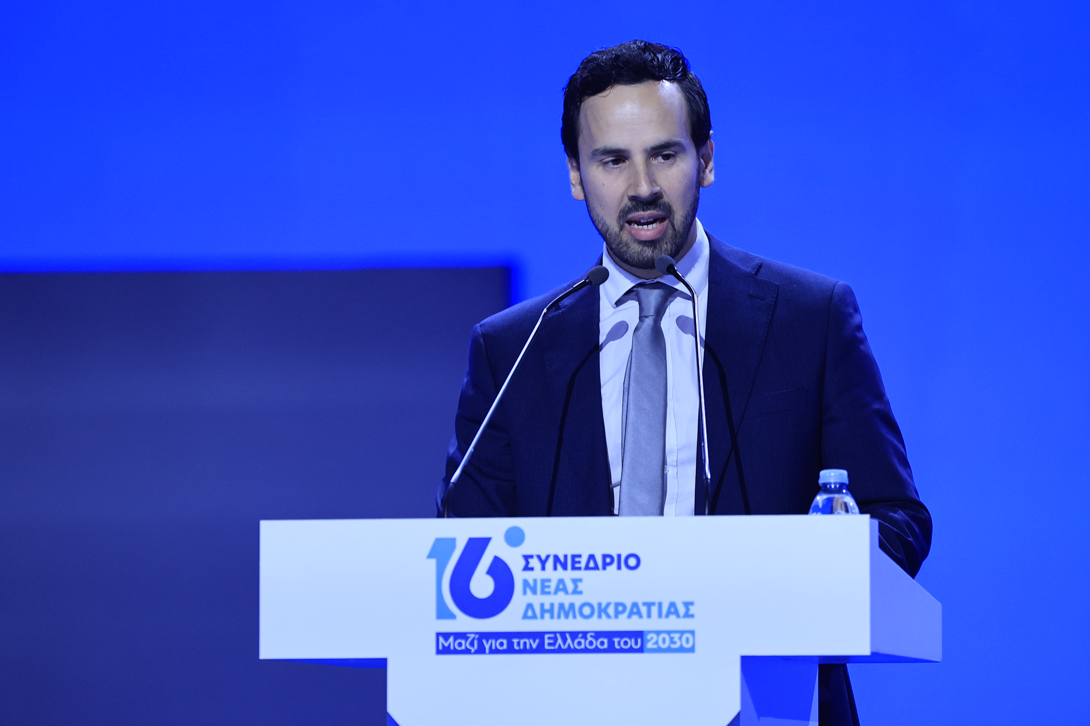 Ρωμανός: «Ψέμα ότι ο Τσίπρας ήταν πάντα απέναντι στη βία» – Η Αυγή είχε ένθετο «ω έλατο, ω έλατο τι ωραία που αρπάζεις»