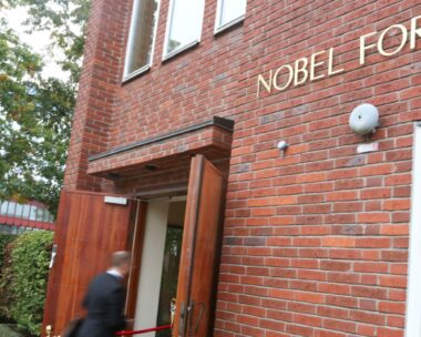 Η πινακίδα του Nobel Forum στη Στοκχόλμη της Σουηδίας