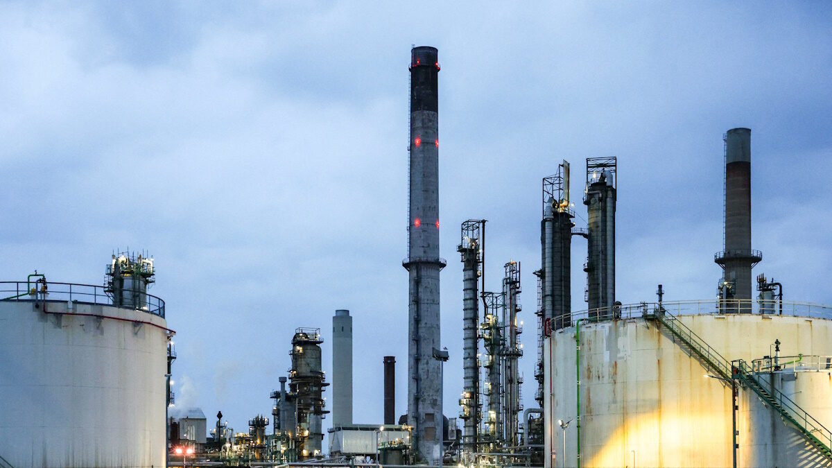 FILE PHOTO: FILE PHOTO: Oiltanks and chimneys at ExxonMobil refining and petrochemicals platform in Rotterdam, Netherlands April 9, 2026.