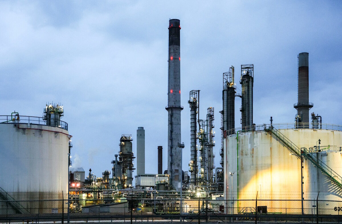 FILE PHOTO: FILE PHOTO: Oiltanks and chimneys at ExxonMobil refining and petrochemicals platform in Rotterdam, Netherlands April 9, 2026.