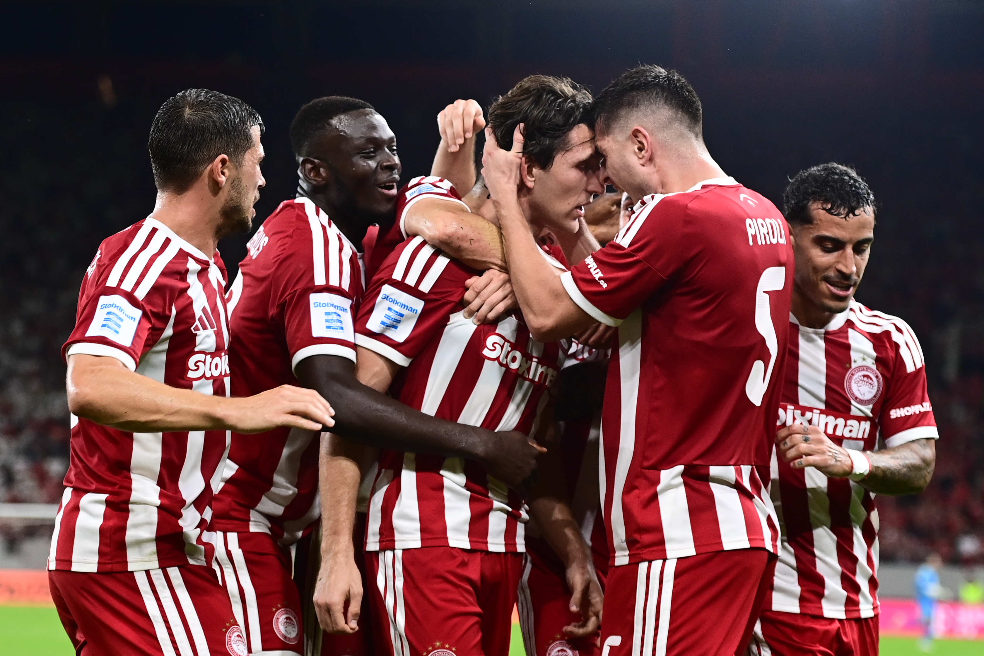 Χαμός στην κορυφή της βαθμολογίας της Super League μετά τη νίκη του Ολυμπιακού επί του Παναθηναϊκού – Δείτε φάσεις και γκολ