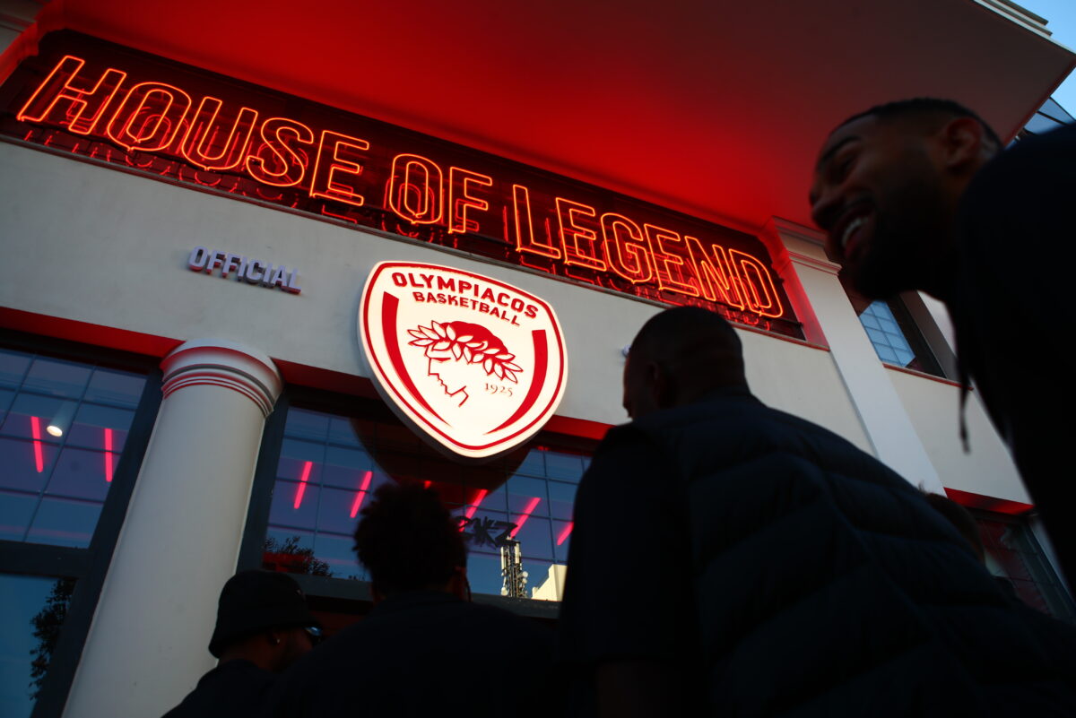 ΕΓΚΑΙΝΙΑ ΤΟΥ ΝΕΟΥ ΚΑΤΑΣΤΗΜΑΤΟΣ "HOUSE OF LEGEND" ΤΗΣ ΟΜΑΔΑΣ ΜΠΑΣΚΕΤ ΤΟΥ ΟΛΥΜΠΙΑΚΟΥ ΣΤΟ ΚΕΝΤΡΟ ΤΟΥ ΠΕΙΡΑΙΑ.(ΑΡΓΥΡΩ ΑΝΑΣΤΑΣΙΟΥ