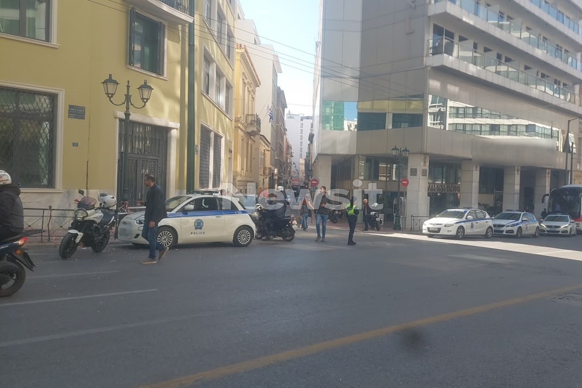 Ομόνοια: Ατομο έπεσε στο κενό από 2ο όροφο ξενοδοχείου