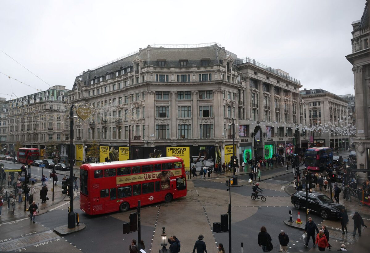 Τέλος εποχής για τη διάσημη Oxford Street του Λονδίνου: Έγινε πεζόδρομος - Για «ιστορική στιγμή» έκανε λόγο ο δήμαρχος