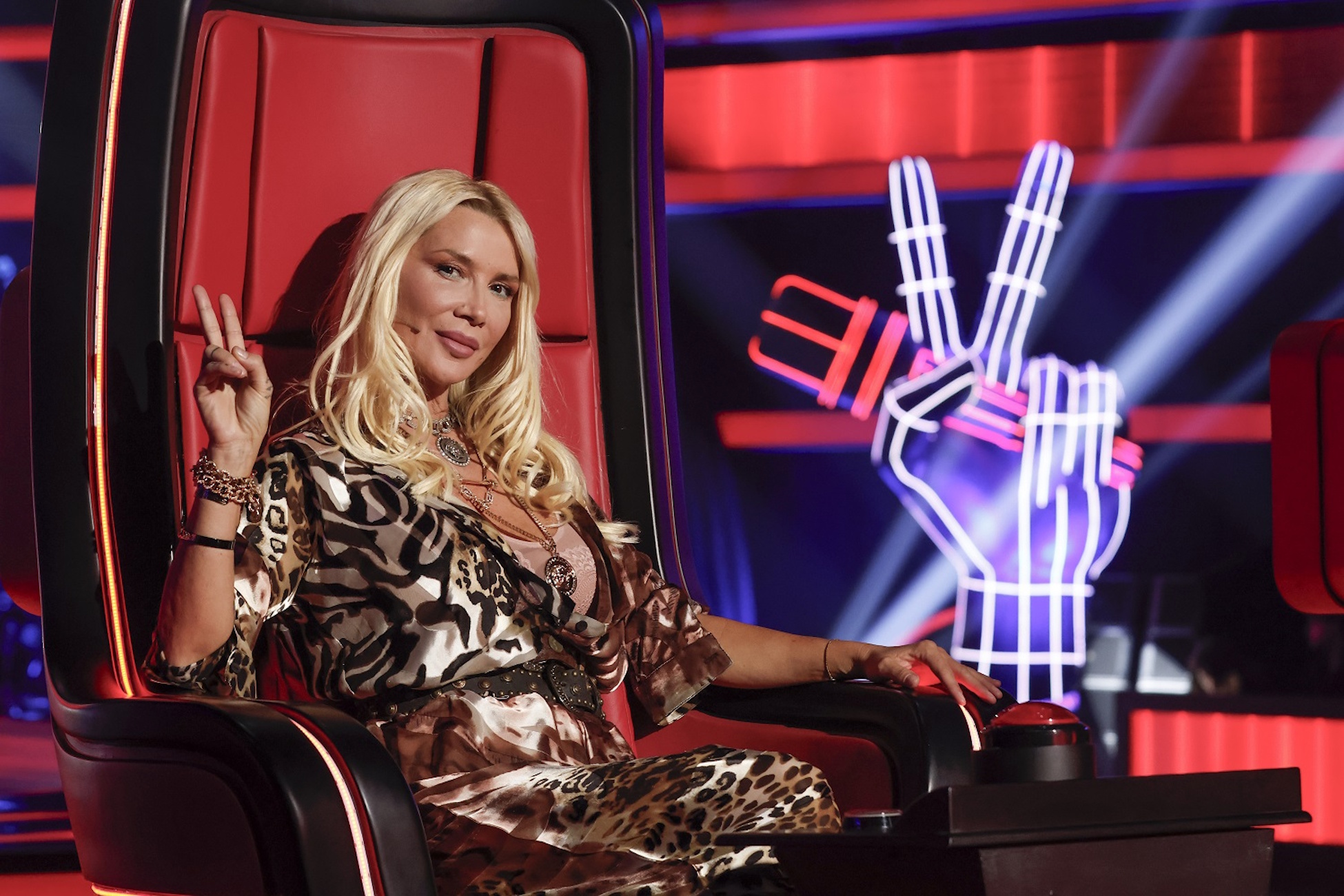Πάολα: Η εκθαμβωτική είσοδος στο «The Voice», το φιλί στην Έλενα Παπαρίζου και ο ξέφρενος χορός τους