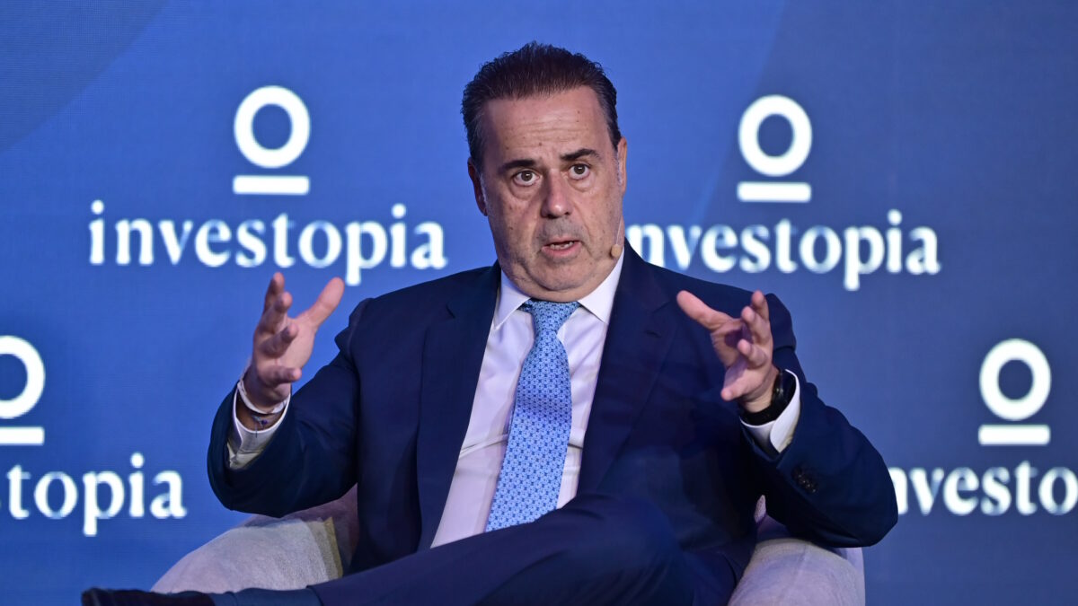 Με τη συμμετοχή κορυφαίων προσωπικοτήτων της διεθνούς σκηνής ξεκίνησαν οι εργασίες του Investopia Mediterranean στην Αθήνα, επισφραγίζοντας την ισχυρή οικονομική και επενδυτική συμμαχία μεταξύ της Ελλάδας και των Ηνωμένων Αραβικών Εμιράτων (ΗΑΕ). Στη φετινή διοργάνωση δίνει το «παρών» μια ποικιλόμορφη ομάδα ανώτερων στελεχών, ηγετών επιχειρήσεων, υπευθύνων χάραξης πολιτικής και επιχειρηματιών. Η εκδήλωση προσφέρει μια πλατφόρμα για ουσιαστικό διάλογο, ανταλλαγή γνώσεων και εξερεύνηση νέων ευκαιριών σε ένα εξελισσόμενο παγκόσμιο τοπίο, θέτοντας την ελληνική πρωτεύουσα στο επίκεντρο των διεθνών επενδυτικών εξελίξεων στην ευρύτερη περιοχή της Μεσογείου. Πέμπτη 22 Οκτωβρίου 2026