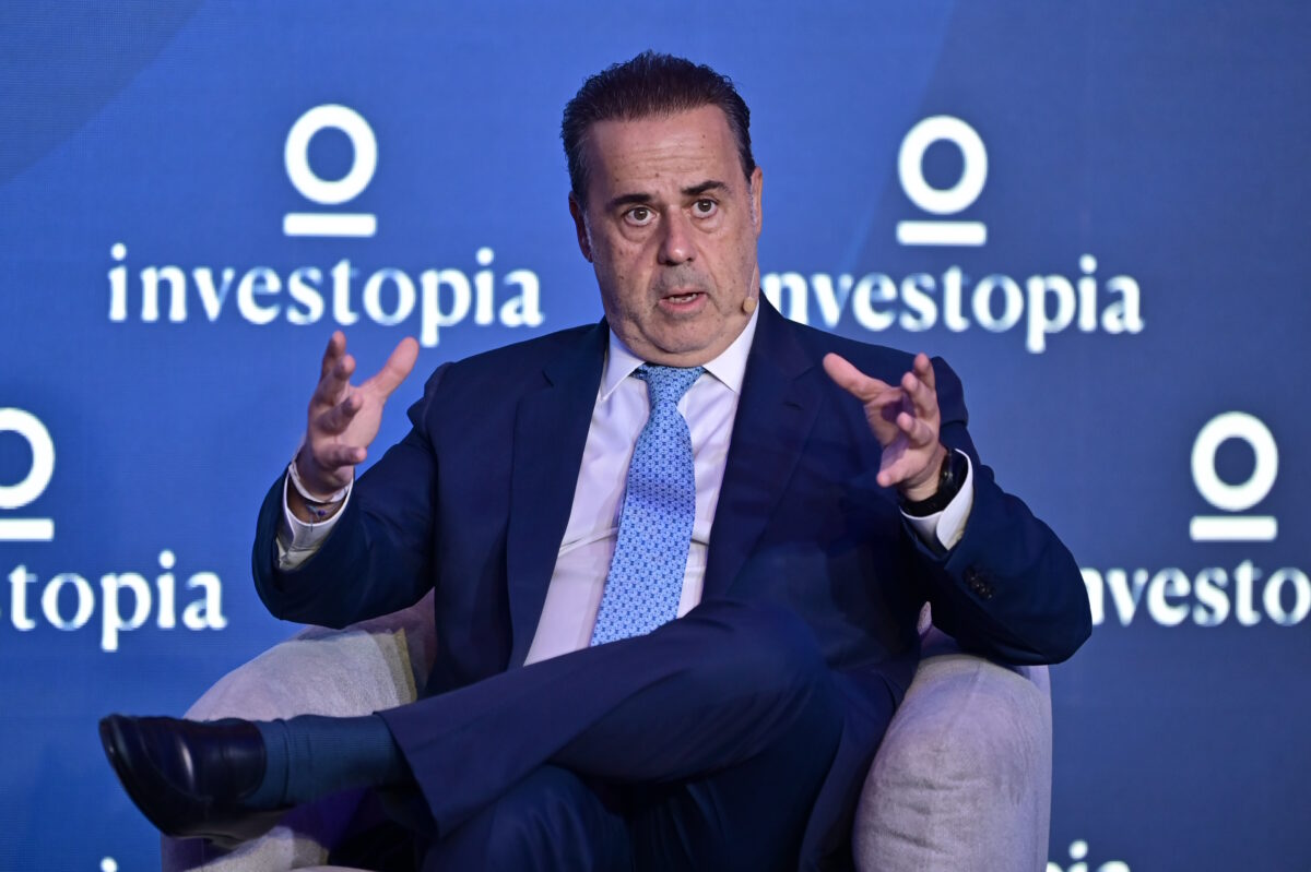 Με τη συμμετοχή κορυφαίων προσωπικοτήτων της διεθνούς σκηνής ξεκίνησαν οι εργασίες του Investopia Mediterranean στην Αθήνα, επισφραγίζοντας την ισχυρή οικονομική και επενδυτική συμμαχία μεταξύ της Ελλάδας και των Ηνωμένων Αραβικών Εμιράτων (ΗΑΕ). Στη φετινή διοργάνωση δίνει το «παρών» μια ποικιλόμορφη ομάδα ανώτερων στελεχών, ηγετών επιχειρήσεων, υπευθύνων χάραξης πολιτικής και επιχειρηματιών. Η εκδήλωση προσφέρει μια πλατφόρμα για ουσιαστικό διάλογο, ανταλλαγή γνώσεων και εξερεύνηση νέων ευκαιριών σε ένα εξελισσόμενο παγκόσμιο τοπίο, θέτοντας την ελληνική πρωτεύουσα στο επίκεντρο των διεθνών επενδυτικών εξελίξεων στην ευρύτερη περιοχή της Μεσογείου. Πέμπτη 22 Οκτωβρίου 2026