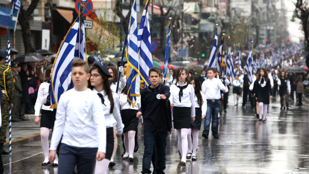 Μαθητική παρέλαση με βροχή