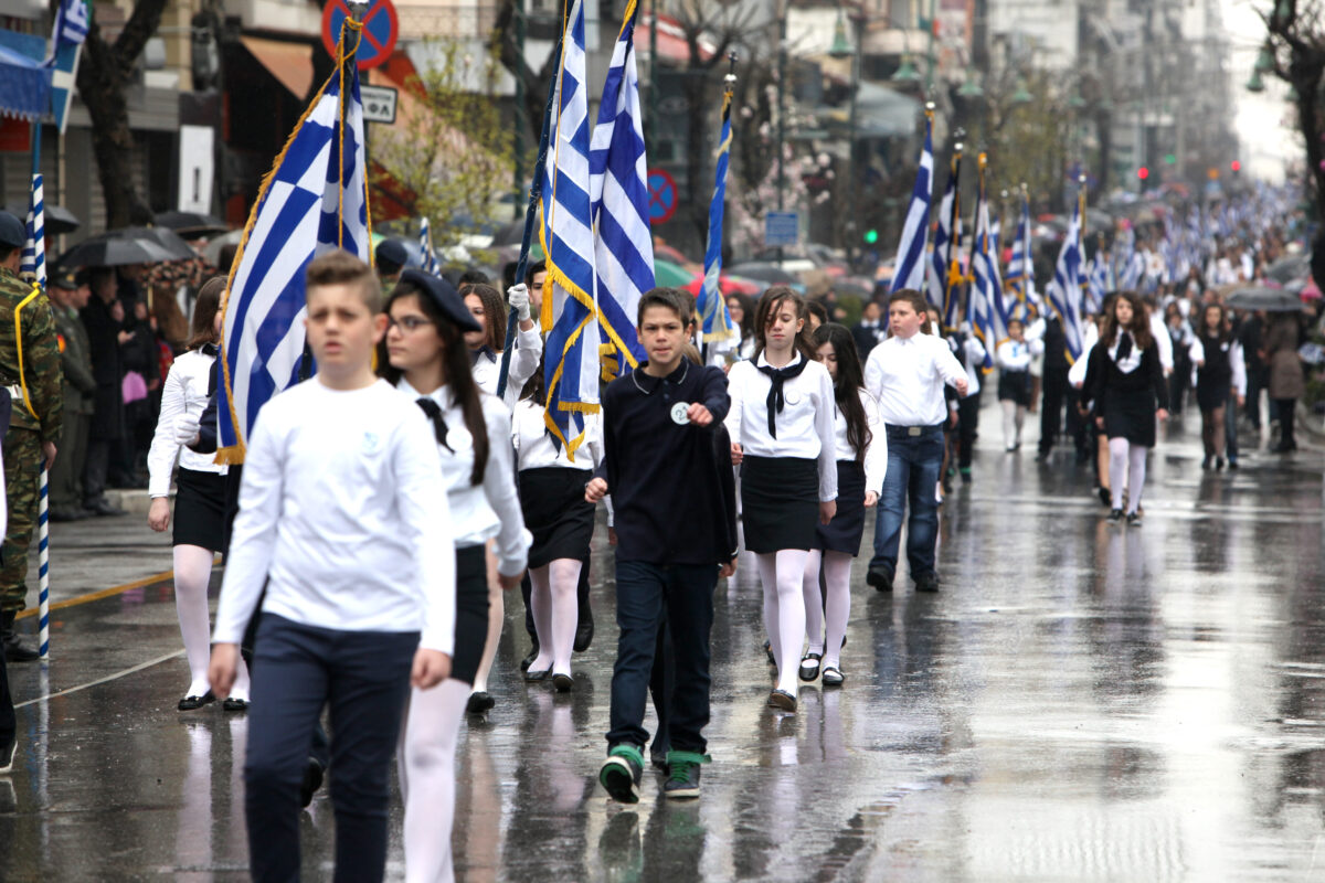 Μαθητική παρέλαση με βροχή