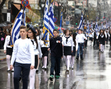 Μαθητική παρέλαση με βροχή