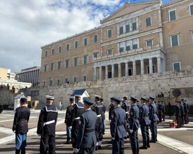 28η Οκτωβρίου: Με λαμπρότητα και σύμμαχο τον καιρό η μαθητική παρέλαση στο Σύνταγμα
