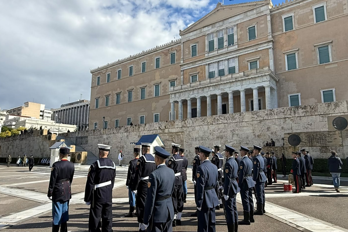 28η Οκτωβρίου: Με λαμπρότητα και σύμμαχο τον καιρό η μαθητική παρέλαση στο Σύνταγμα