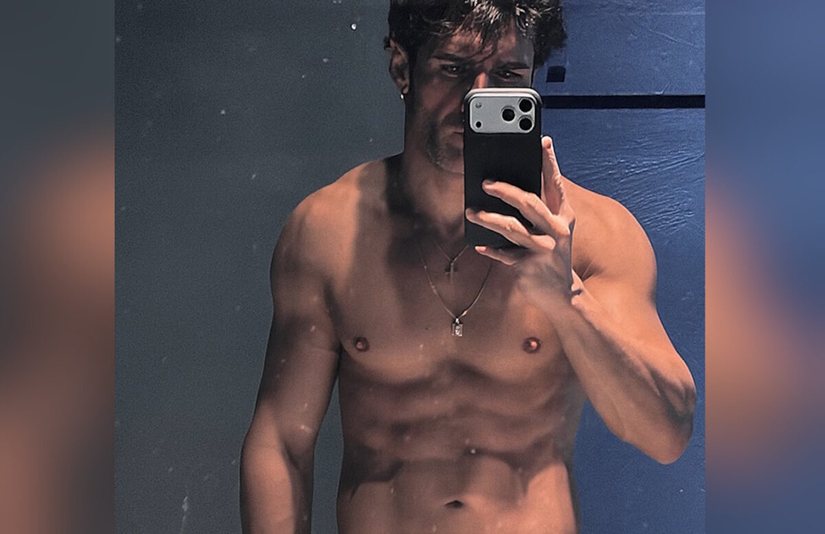 Ο Πέτρος Ιακωβίδης βγάζει selfie στον καθρέφτη και «ζαλίζει» τoυς fans του με τους κοιλιακούς του