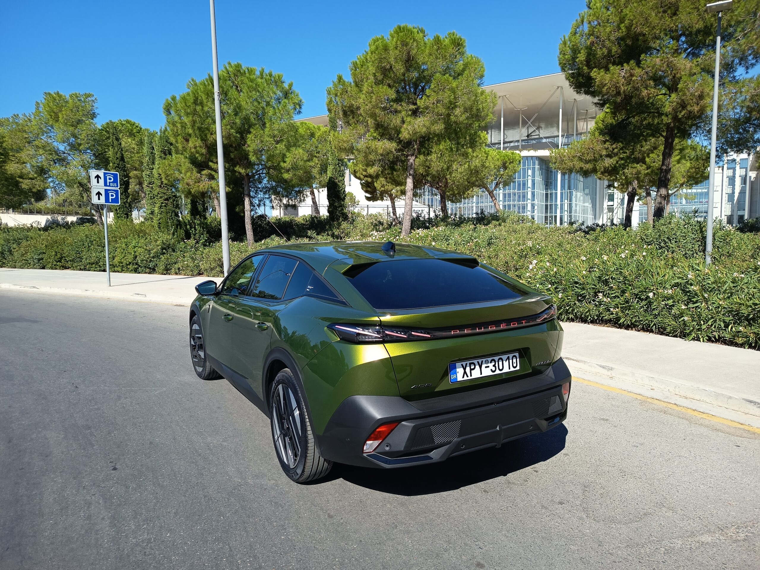 Peugeot_408_1.2_Hybrid_02