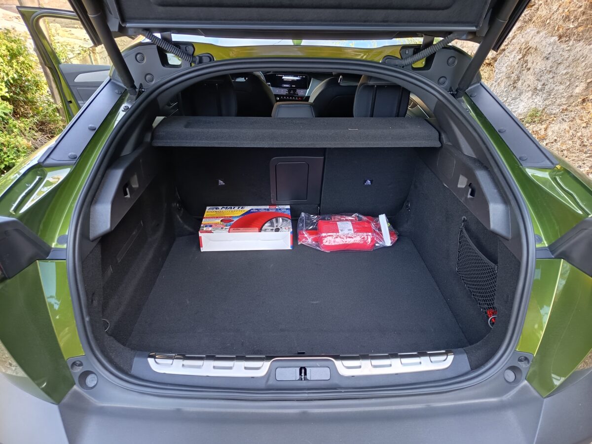 Peugeot_408_1.2_Hybrid_02