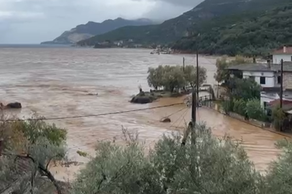 Νότιο Πήλιο: Ο Πλατανιάς κόπηκε στα δύο από τις πλημμύρες - Χωρίς νερό έξι οικισμοί, εικόνες καταστροφής