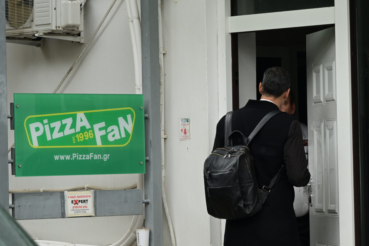 Η Pizza Fan, το Χωριάτικο και το σκάνδαλο του μπάσκετ βάζουν φωτιά στο πολιτικό σκηνικό ^ η ΝΔ παίζει το χαρτί «νόμος και τάξη» με το βλέμμα στους δυσαρεστημένους παραδοσιακούς ψηφοφόρους της ^ η αντιπολίτευση την κατηγορεί για την διαφθορά ^ τα παρασκήνια του ΠΑΣΟΚ από τον εορτασμό του Αγίου Δημητρίου στη Θεσσαλονίκη ^ η επίθεση φιλίας του Πιερρακάκη στον Καραμανλή ^ ένα γαλάζιο αυτογκόλ που θα μπορούσε να είχε αποφευχθεί