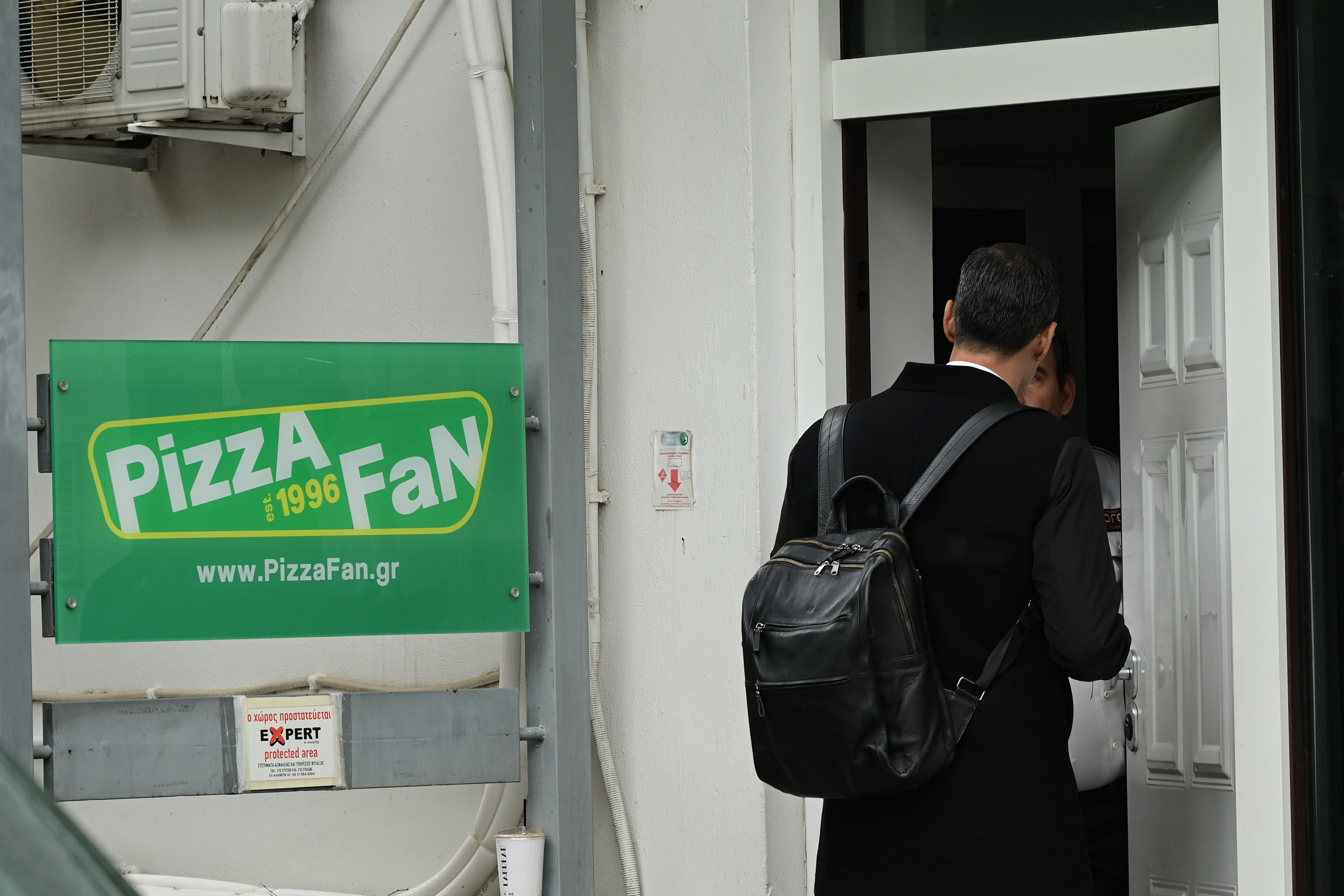Η Pizza Fan, το Χωριάτικο και το σκάνδαλο του μπάσκετ βάζουν φωτιά στο πολιτικό σκηνικό  η ΝΔ παίζει το χαρτί «νόμος και τάξη» με το βλέμμα στους δυσαρεστημένους παραδοσιακούς ψηφοφόρους της  η αντιπολίτευση την κατηγορεί για την διαφθορά  τα παρασκήνια του ΠΑΣΟΚ από τον εορτασμό του Αγίου Δημητρίου στη Θεσσαλονίκη  η επίθεση φιλίας του Πιερρακάκη στον Καραμανλή  ένα γαλάζιο αυτογκόλ που θα μπορούσε να είχε αποφευχθεί