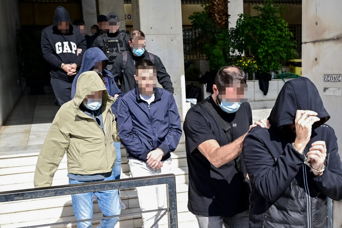 Μεταγωγή απο την ΓΑΔΑ στά δικαστήρια της πρώην σχολής Ευελπίδων οι υπέυθυνοι αλυσίδας καταστημάτων εστίασης, κατηγορούμενοι για εκτεταμένες φορολογικές παραβάσεις. Παρασκευή 23 Οκτωβρίου 2026     (ΜΙΧΑΛΗΣ ΚΑΡΑΓΙΑΝΝΗΣ