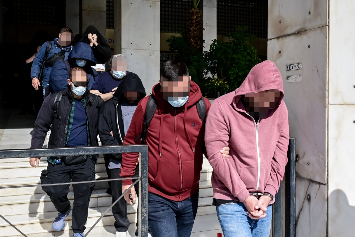 Μεταγωγή απο την ΓΑΔΑ στά δικαστήρια της πρώην σχολής Ευελπίδων οι υπέυθυνοι αλυσίδας καταστημάτων εστίασης, κατηγορούμενοι για εκτεταμένες φορολογικές παραβάσεις. Παρασκευή 23 Οκτωβρίου 2026 (ΜΙΧΑΛΗΣ ΚΑΡΑΓΙΑΝΝΗΣ