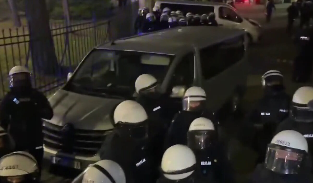 Πολιτική κρίση στην Πολωνία: Σύγκρουση κυβέρνησης με τη δικαστική εξουσία - Για πραξικόπημα μιλάει η αντιπολίτευση