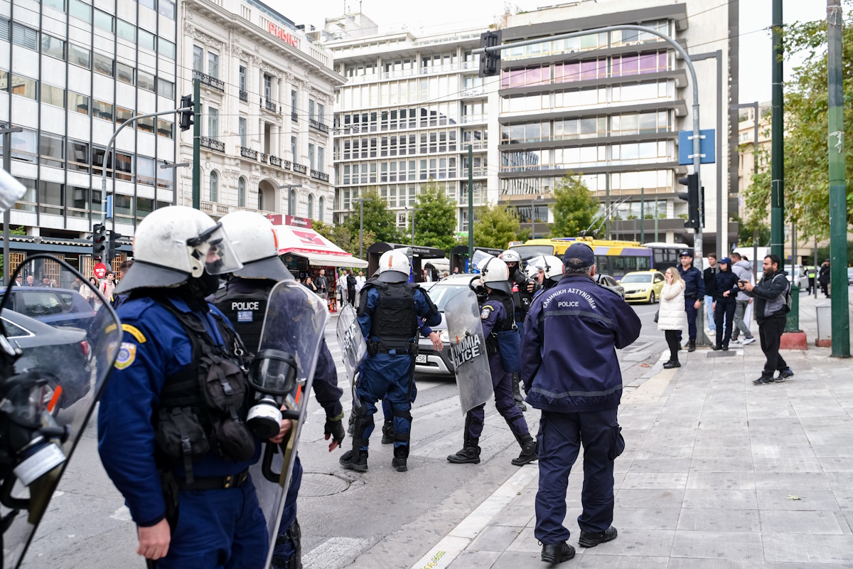 Τέσσερις προσαγωγές και μια σύλληψη σε πορεία στο κέντρο της Αθήνας