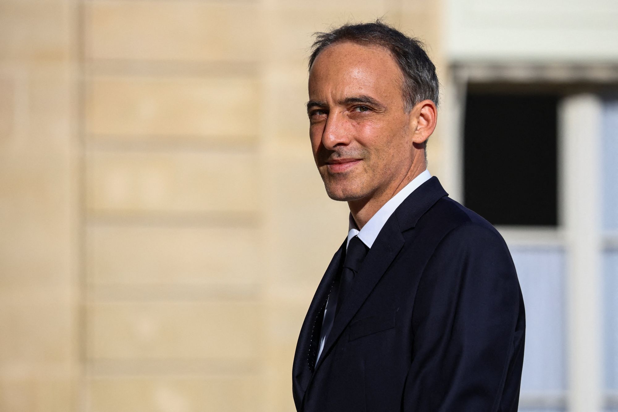 Αλεύρωσαν τον Ραφαέλ Γκλικσμάν, υποψήφιο για τις προεδρικές εκλογές στη Γαλλία - Δείτε βίντεο