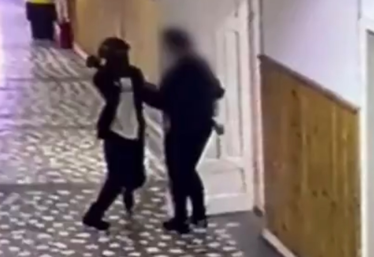 Ρουμανία: 13χρονος μαθητής επιτέθηκε με μαχαίρι και τραυμάτισε μια καθηγήτρια και έναν συμμαθητή του – Δείτε βίντεο