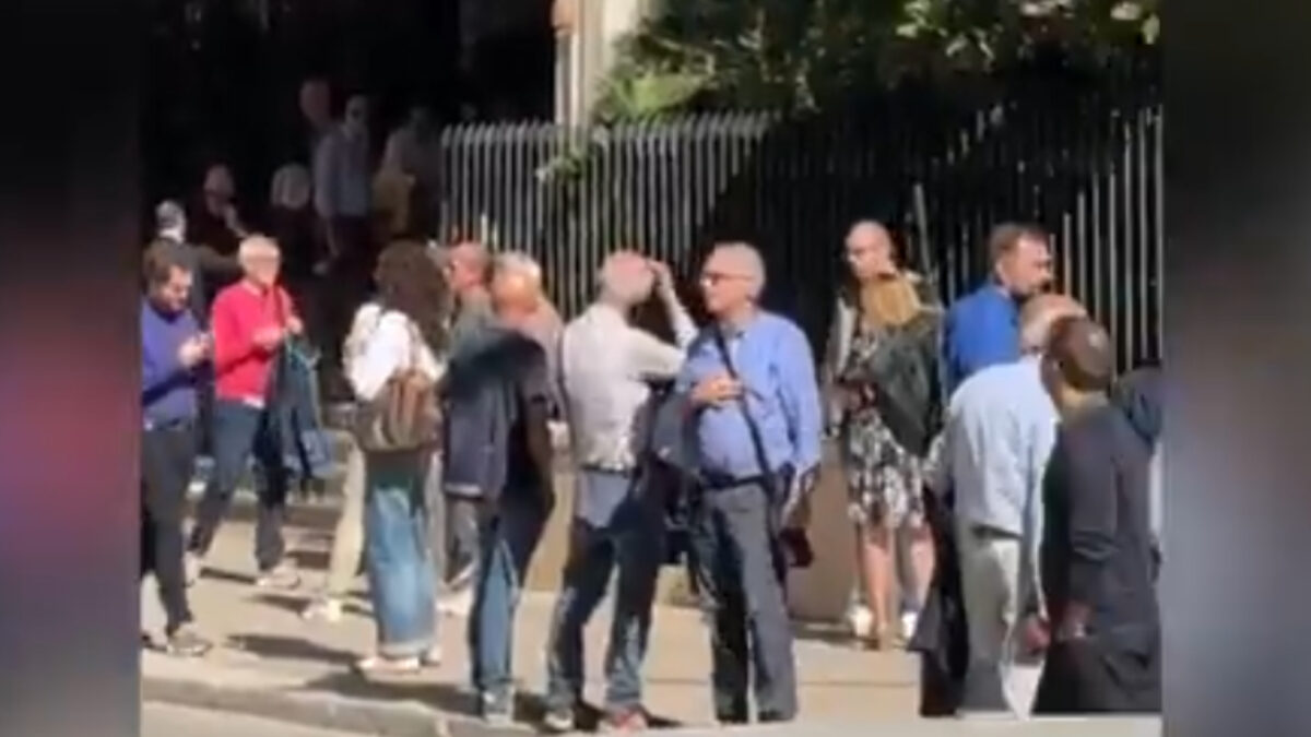 Κόσμος έξω λόγω του σεισμού