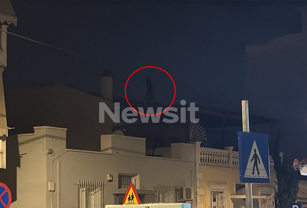 Σεπόλια: Άνδρας ανέβηκε στην ταράτσα και πετάει κεραμίδια στον δρόμο