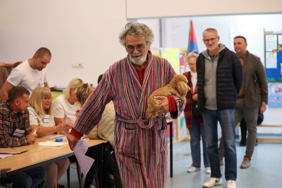 Σερβία: Ανοιξαν οι κάλπες για τις κρίσιμες βουλευτικές εκλογές - Ουρές στα εκλογικά τμήματα