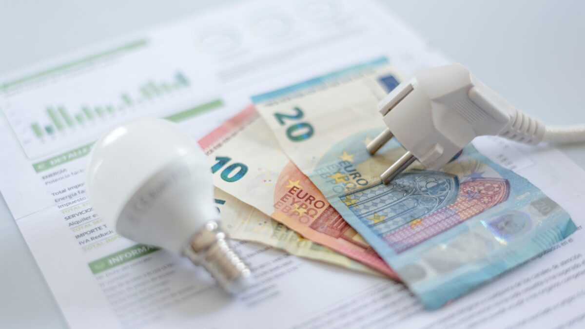 Άμεσες παρεμβάσεις στην αγορά για μείωση του κόστους του ρεύματος