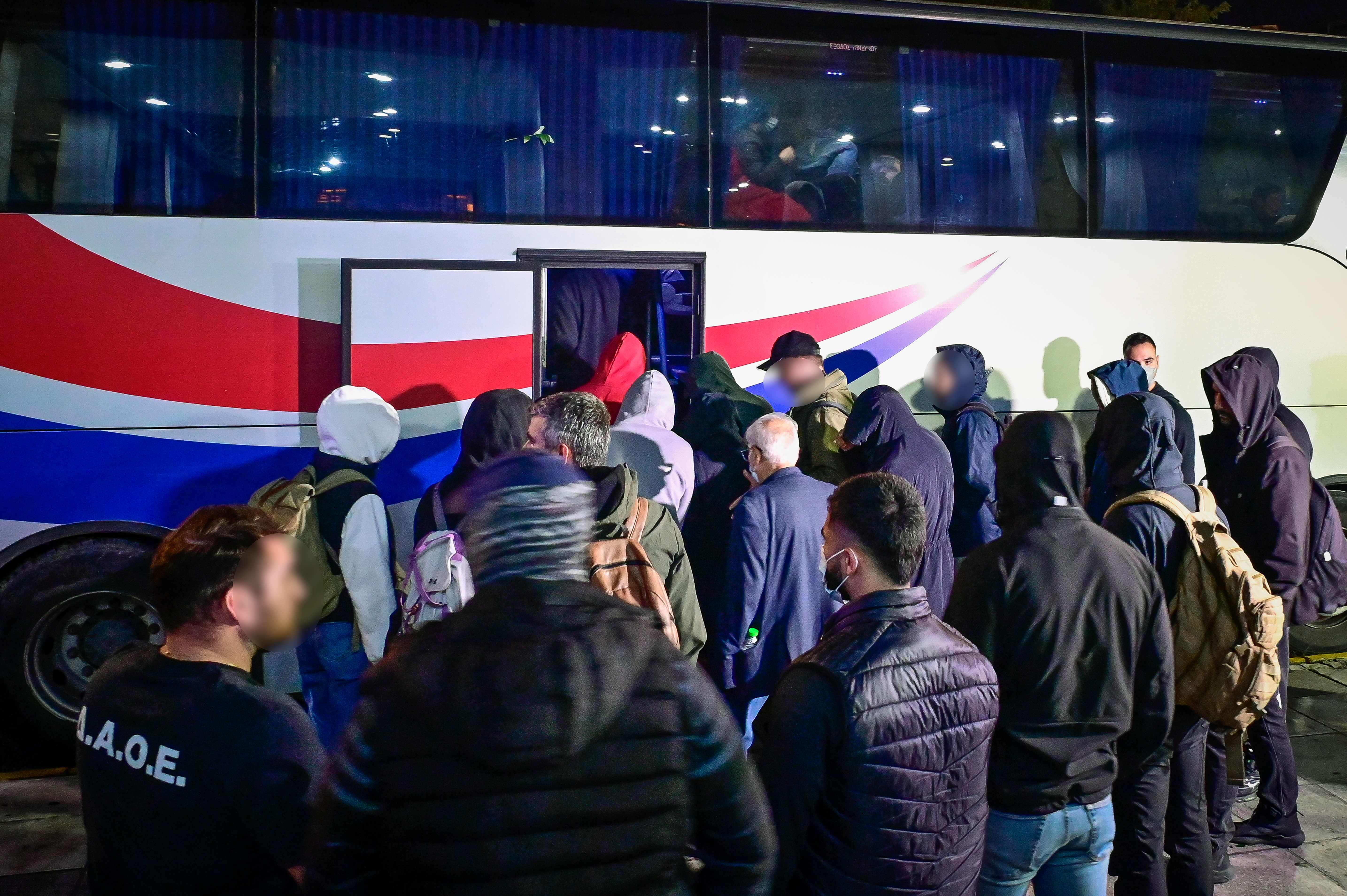 «Το Χωριάτικο»: Βαρύ κατηγορητήριο με 9 κακουργήματα για τους 59 συλληφθέντες – Με σειρήνες και πομπή η μεταγωγή στα δικαστήρια