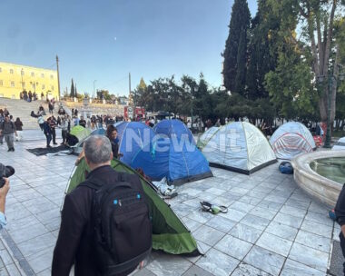 Οι φοιτητές στήνουν σκηνές στο Σύνταγμα – Αρχίζουν οι διήμερες κινητοποιήσεις για την Παιδεία