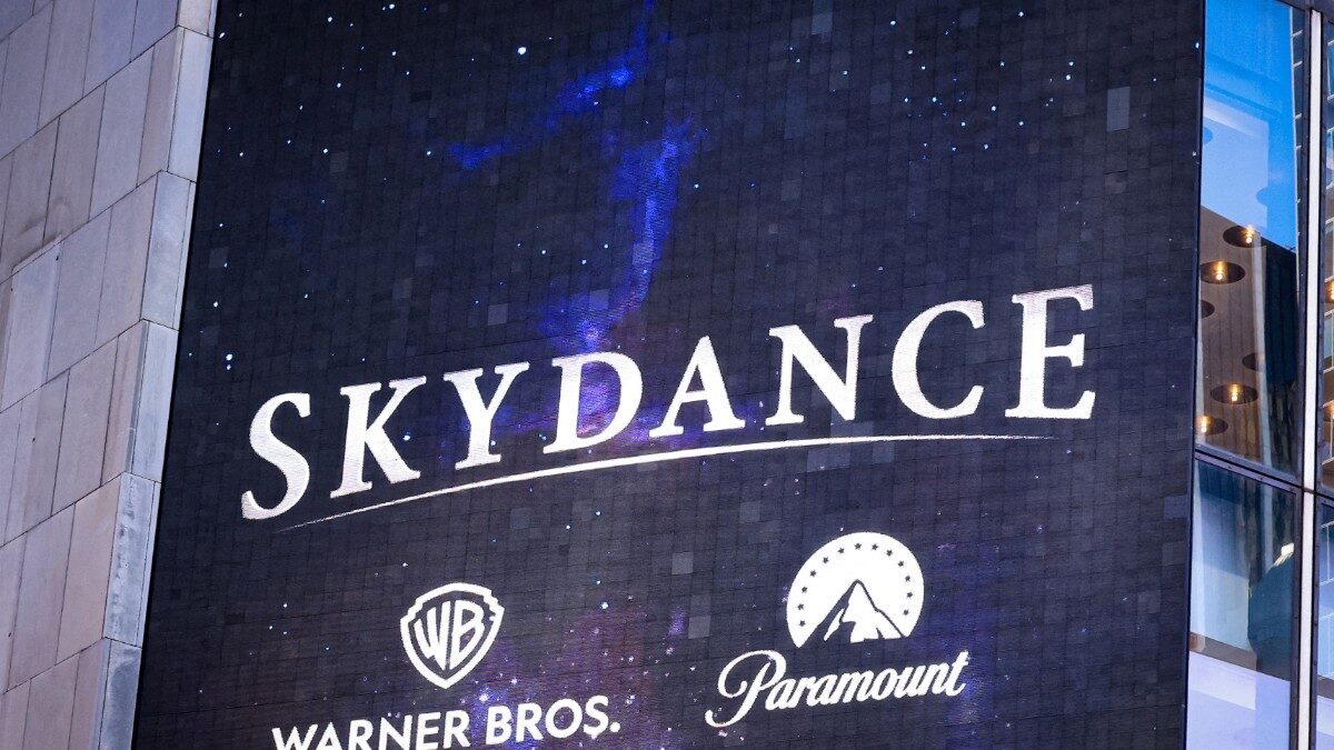 Πινακίδα με τα λογότυπα των Skydance, Warner Bros. και Paramount στα γραφεία της Paramount Global στην Times Square, μετά τη συγχώνευση