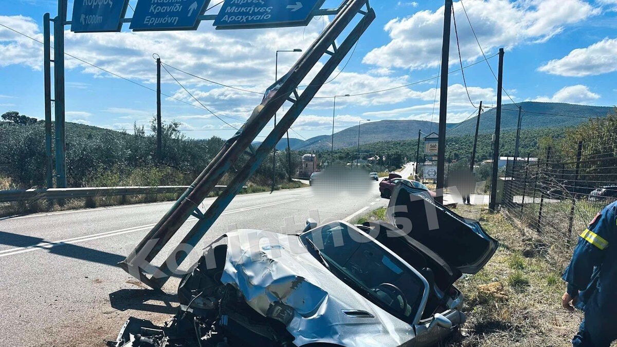 Αυτοκίνητο ξήλωσε μεταλλικό σκελετό πινακίδων σε τροχαίο στο Σοφικό