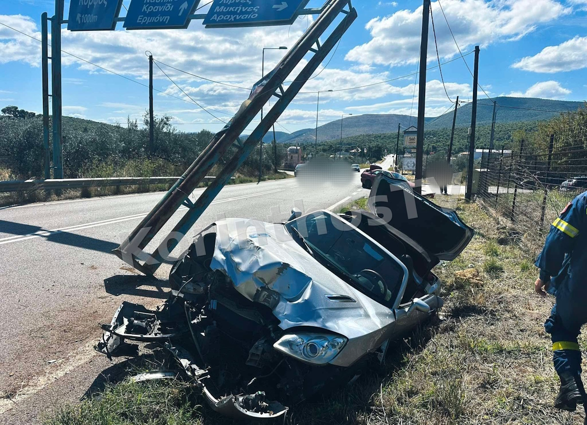 Αυτοκίνητο ξήλωσε μεταλλικό σκελετό πινακίδων σε τροχαίο στο Σοφικό