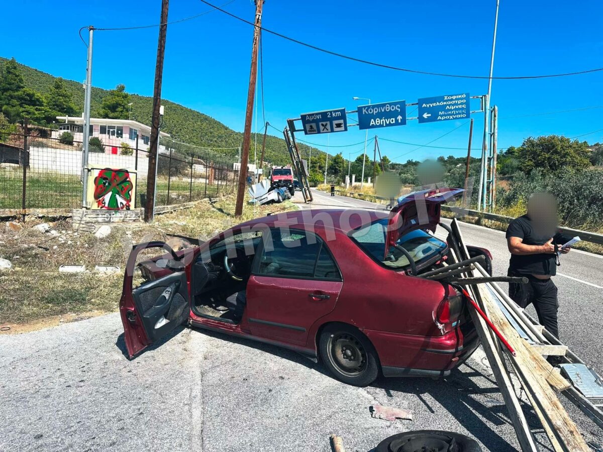 Αυτοκίνητο ξήλωσε μεταλλικό σκελετό πινακίδων σε τροχαίο στο Σοφικό