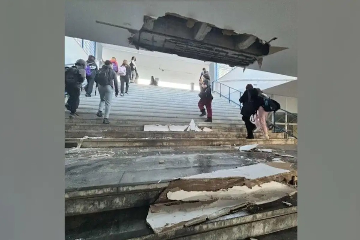 Κατέρρευσε τμήμα οροφής σε λύκειο που ανακαινίστηκε πρόσφατα
