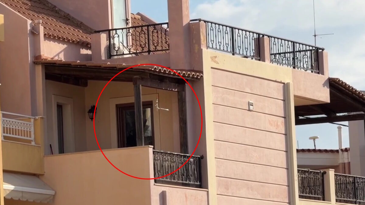 Η σπασμένη τζαμαρία από το σπίτι στο Λαύριο