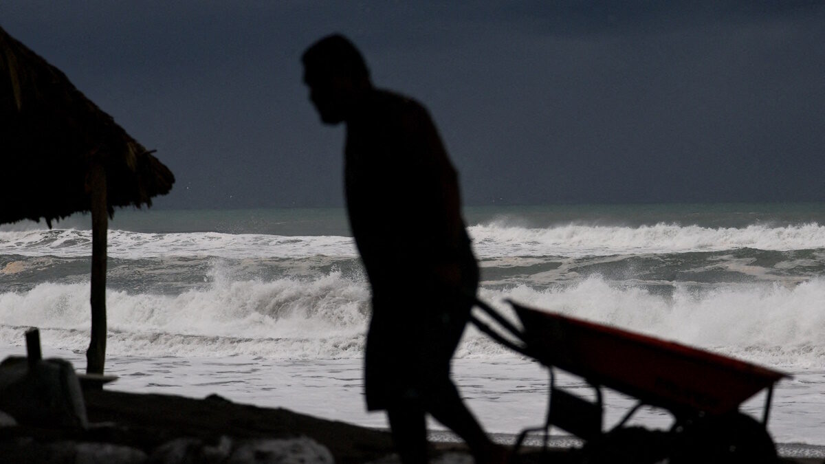 Ένας άνδρας στήνει οδόφραγμα προστασίας από τον τυφώνα «Σάιμον» στο Μεξικό