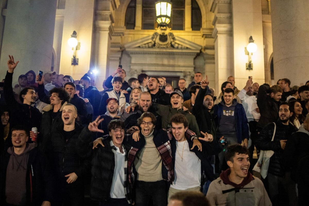 Τα πρόσωπα της «Φοιτητικής Λίστας» στη Σερβία που ανέτρεψαν τον παντοδύναμο Βούτσιτς: Ο καρδιολόγος, ο Μποντιρόγκα κι ένας ράπερ-δικηγόρος