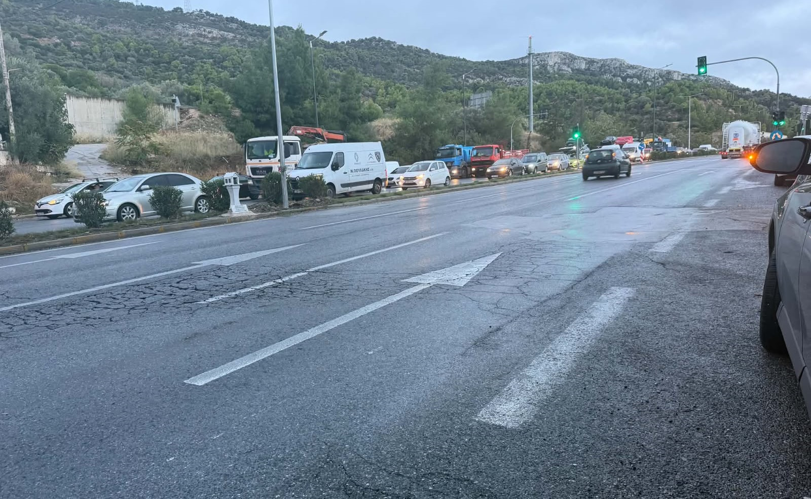 Τραγωδία στη λεωφόρο Σχιστού: 28χρονος έπεσε πάνω σε σταματημένα αυτοκίνητα – Νεκρός 58χρονος