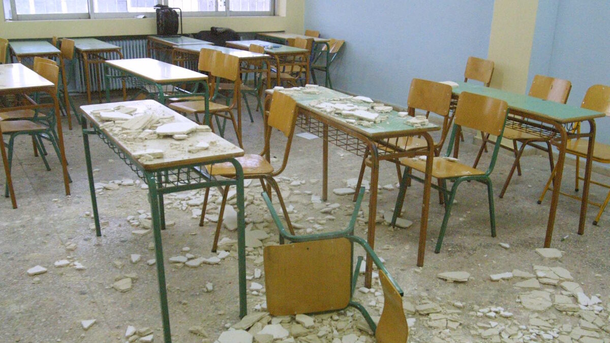 Πτώση σοβάδων σε σχολείο